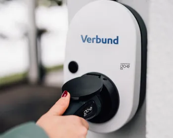 Eine Hand steckt einen Charger in eine Wallbox.