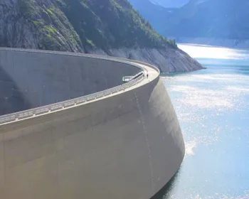 Eine Staumauer mit einem Stausee.