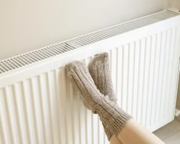 Füße mit dicken Wollsocken