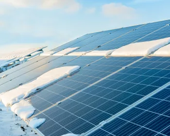 Eine Photovoltaik-Anlage, auf der Schnee liegt