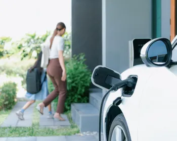 E-Auto wird zu Hause geladen.