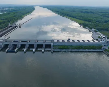 Ein Wasserkraftwerk entlang der Donau.