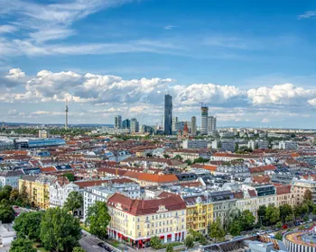 Die Stadt Wien, im Vordergrund Häuser und im Hintergrund Hochhäuser