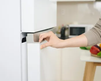 Ein Gefrierschrank wird geschlossen.