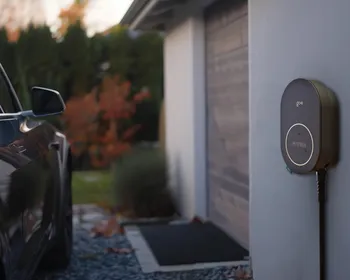 Eine schwarze Wallbox lädt ein E-Auto