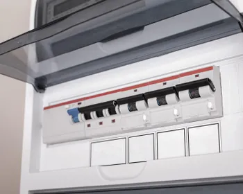 In einem Sicherungskasten ist ein FI Schalter zu sehen.