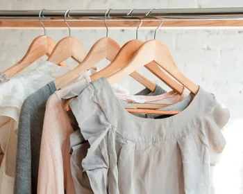 Sommerliche Frauenkleider auf einem Kleiderhaken.