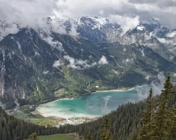 Ein türkiser See umgeben von Bergen