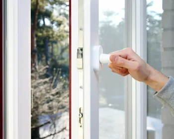 Ein Fenster wird zum Lüften geöffnet.
