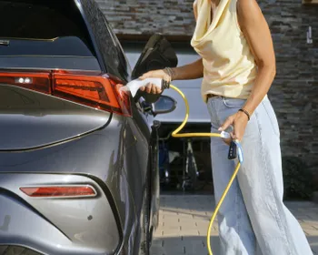 E-Auto wird zu Hause geladen.