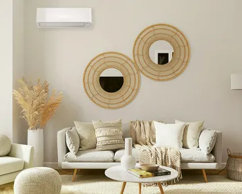 Bohostil eingerichtetes Wohnzimmer mit Couch und einer Klimaanlage an der Wand