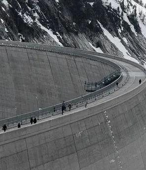Die Staumauer in den Bergen mit Winterlandschaft vom Wasserkraftwerk Maltatal.