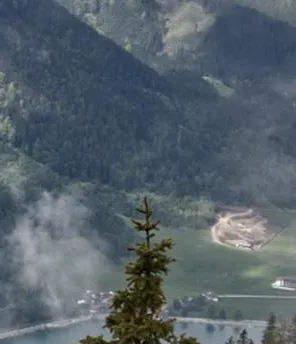 Ein türkiser See umgeben von Bergen