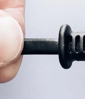 Eine Hand hält einen schwarzen Stromstecker