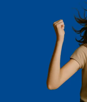 Zwei Frauen springen in die Luft und lachen.