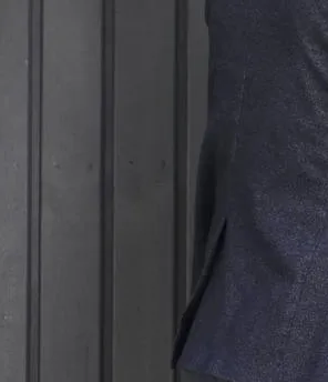 Ein Mann steckt einen Charger in eine Wallbox.