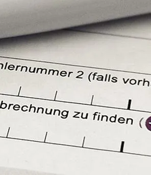 Abbildung eines VERBUND-Vertrags. Darauf liegt ein Kugelschreiber.