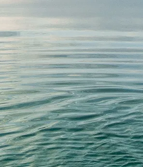 Mann schwimmt in einem See mit Blick auf die Berge.