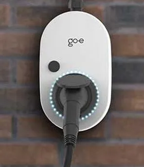 junge Frau lädt ein Elektroauto mit einer go-e Wallbox zu Hause