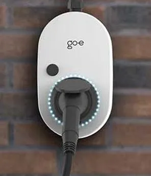 junge Frau lädt ein Elektroauto mit einer go-e Wallbox zu Hause