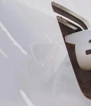 Ladekabel wird an ein E-Auto angesteckt.