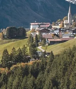 Eine Herbstlandschaft vor Bergen